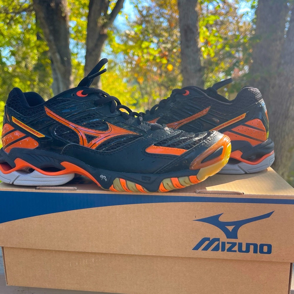 Volleyball INDOOR MIZUNO WAVE LIGHTNING 7 W6.5 Black and Orange